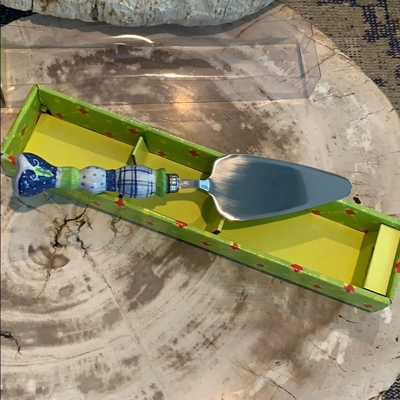 NIB Hand Painted Pie Server from La Patisserie - Picture 5 of 8